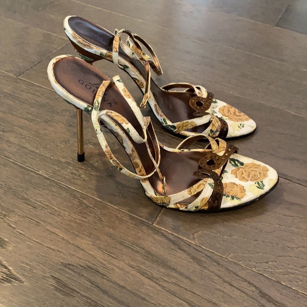 Flower & Rhinestone Heels - Picture 4 of 7